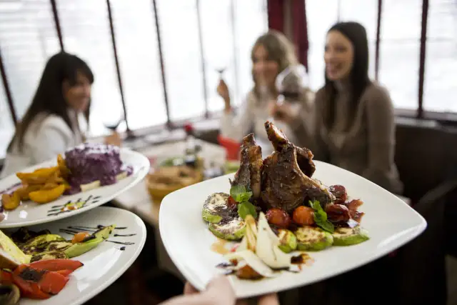 Gdzie zjeść w Stroniu Śląskim? Odkryj najlepsze restauracje i smaki