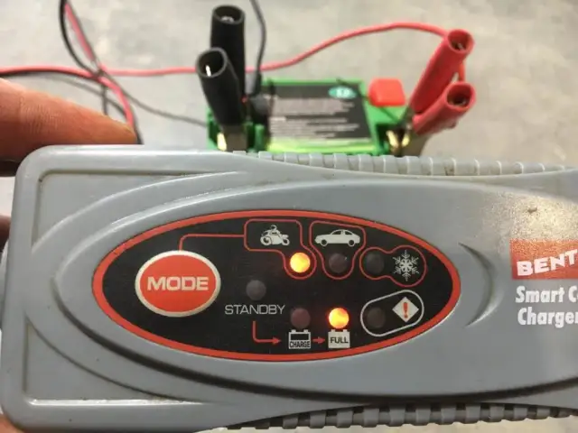 Akumulator 12V w motocyklu: Jak ładować, by służył latami?