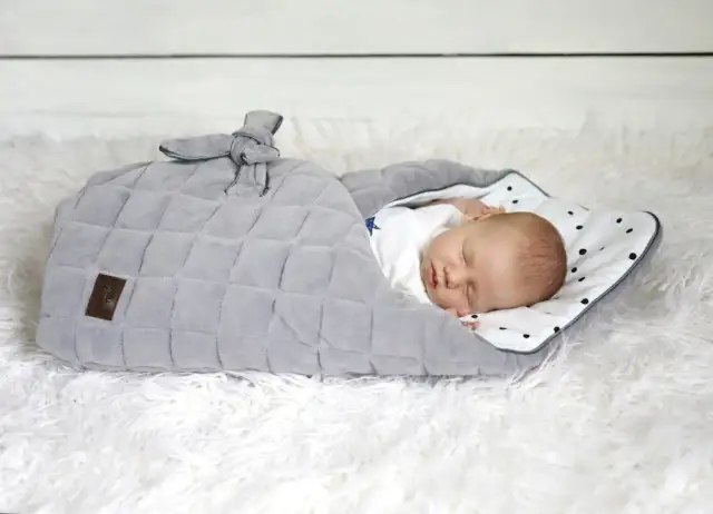 W czym powinien spać niemowlak? Kompletny przewodnik dla rodziców