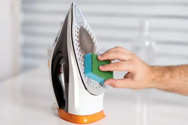 Czym czyścić stopę żelazka? Skuteczne metody na przypalenia i kamień