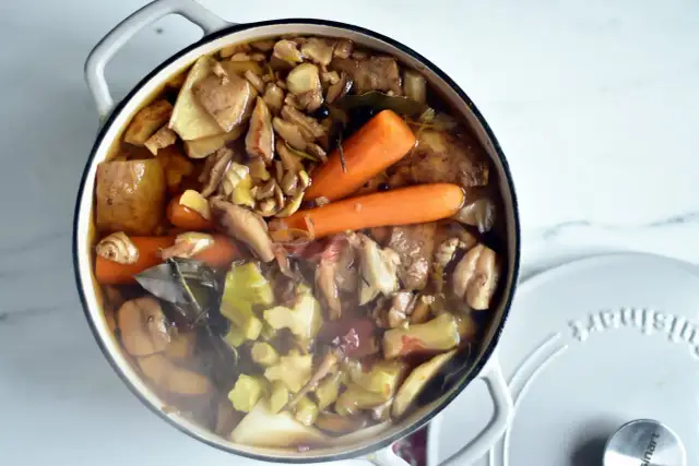 Jak zrobić bulion zero waste z obierek? Oszczędzaj i gotuj!