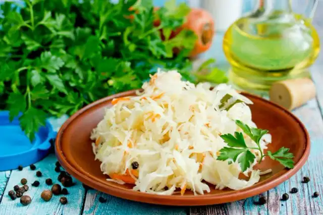 Czym różni się sałatka od surówki? Odkryj kluczowe różnice