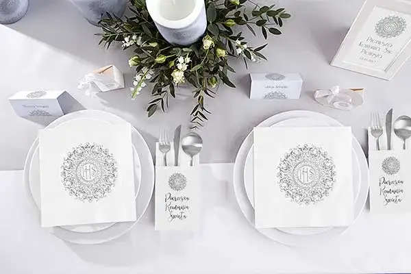 Jak pięknie udekorować stół na komunię dla chłopca – proste i efektowne pomysły