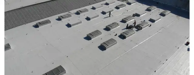 Ile farby na 100m2 dachu? Poznaj kluczowe czynniki wpływające na zużycie