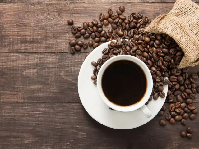Kawa po lekach? Ile odczekać? Poznaj bezpieczne zasady!