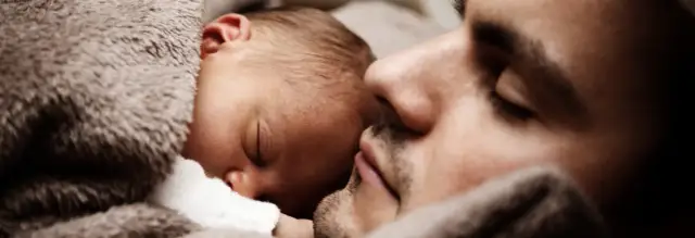 Jak kangurować dziecko i wspierać jego rozwój emocjonalny i zdrowie