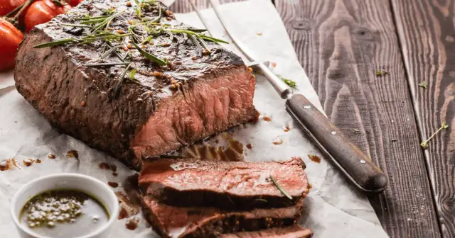 Ile piec wołowinę w piekarniku, aby była soczysta i miękka?