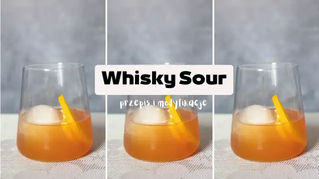 Trzy identyczne drinki Whisky Sour z lodem i plasterkiem pomarańczy.