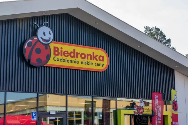 Zarobki w Biedronce 2025: Pensje, premie, benefity. Czy warto?