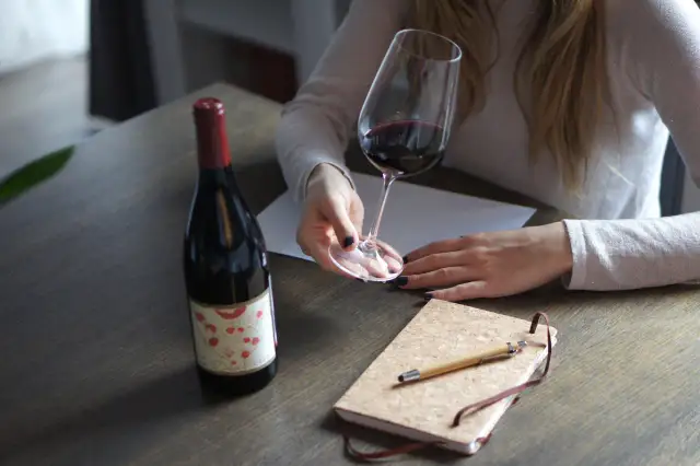 Jak degustować wino: Kluczowe kroki, które musisz znać
