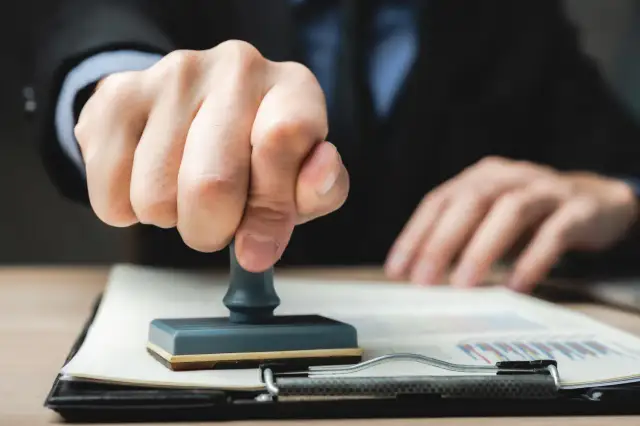 Czy windykacja może oddać sprawę do komornika? Sprawdź ważne informacje