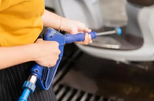 Mycie samochodu myjką: Jakie ciśnienie jest bezpieczne dla lakieru?