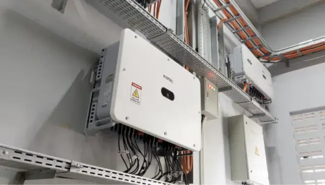 Czy falownik jednofazowy można podłączyć do instalacji trójfazowej? Sprawdź ryzyka i rozwiązania