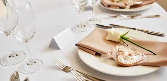 Wybór wina musującego na wesele: praktyczny przewodnik i kalkulator