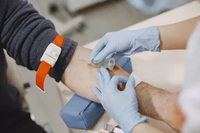 Pobieranie krwi do badań, które pomogą ustalić, czym są eozynofile i czy ich poziom jest prawidłowy.