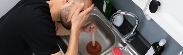 Skuteczne sposoby na udrożnienie zatkanego zlewu w kuchni