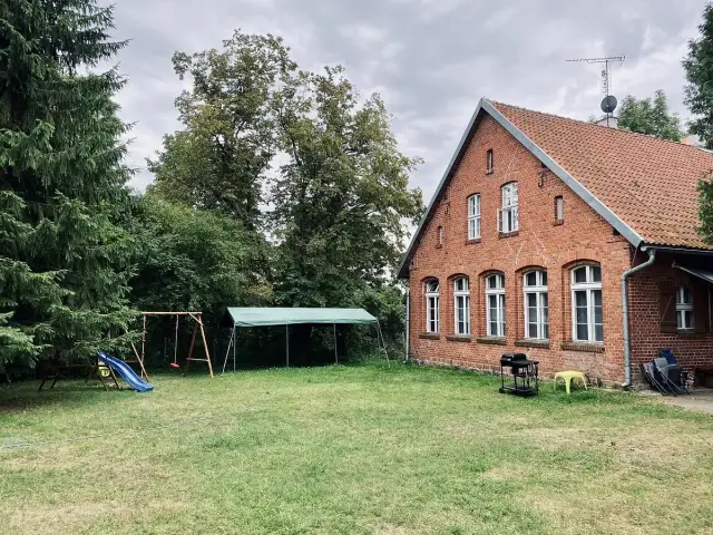 Mazurski dworek przy jeziorze – idealne miejsce na relaks i przygodę