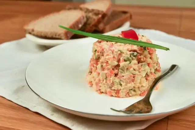 Jakie mięso do sałatki jarzynowej wybrać, by danie było smaczne i tradycyjne?