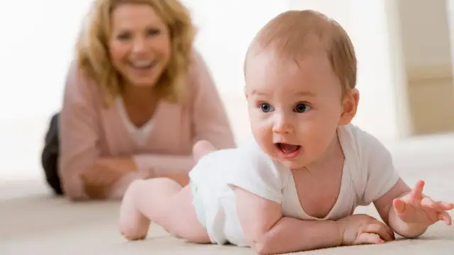 Jak zachęcić dziecko do pełzania - skuteczne sposoby i porady