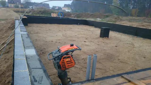 Jaką zagęszczarkę do fundamentów wybrać, aby uniknąć błędów?