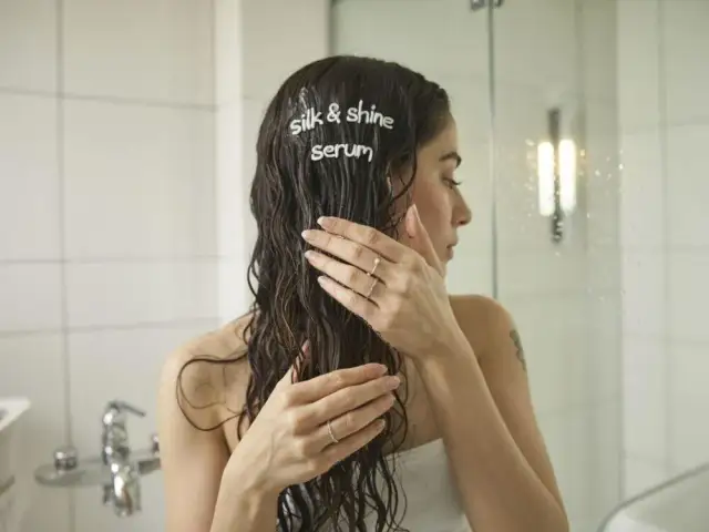 Spłukiwać serum do włosów? Poznaj zasady i unikaj błędów