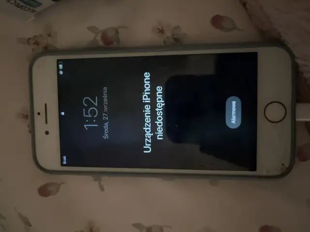 iPhone 7 z komunikatem "Urządzenie iPhone niedostępne" na ekranie blokady.
