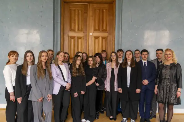 Makijaż, włosy, tatuaże: Czy szkoła może to zabronić? Prawa ucznia