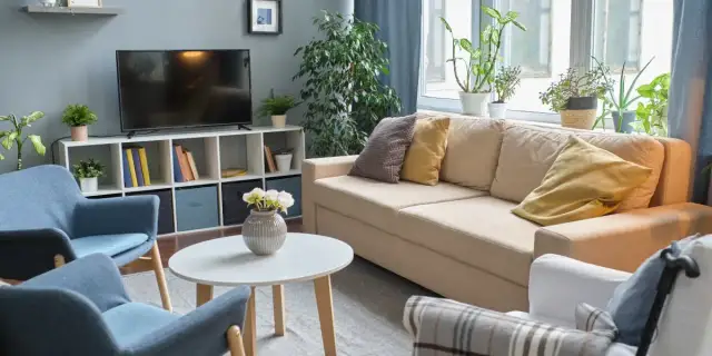 Jak ustawić stół w małym salonie, aby zaoszczędzić przestrzeń i stylowo urządzić wnętrze