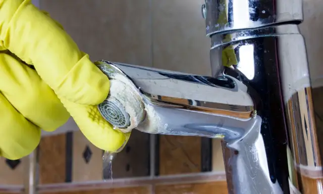Jak odkamienić kran? Domowe sposoby i triki eksperta