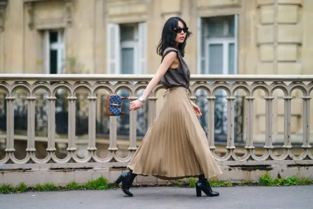 Co założyć do spódnicy plisowanej, aby zawsze wyglądać stylowo?