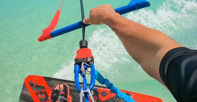 Jak zacząć kitesurfing: kluczowe informacje dla początkujących sportowców