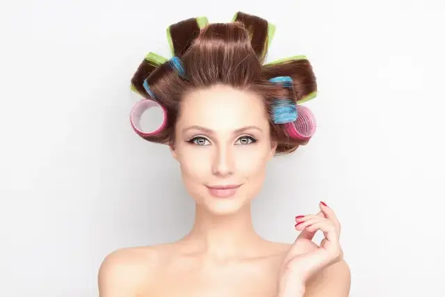 Jak używać wałków do włosów, aby uzyskać idealne loki bez wysiłku