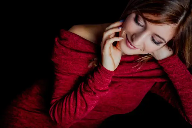 Sesja kobieca w swetrze - Jak pozować i stworzyć klimatyczny portret?