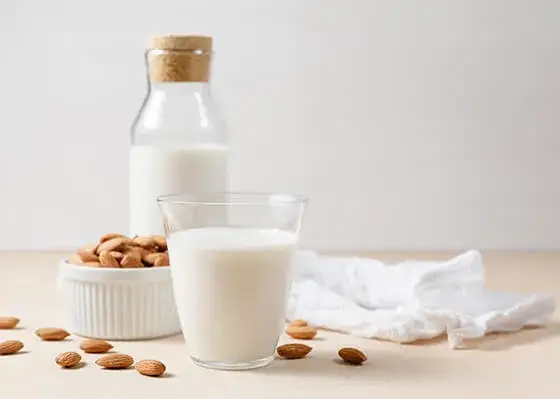 Mleko roślinne dla niemowląt od kiedy? Ważne zasady wprowadzania