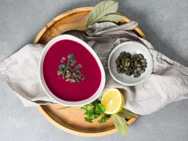 Zupa z buraków z pestkami dyni, idealna by uzupełnić żelazo w diecie wegetariańskiej. Cytryna i zioła dodają świeżości.