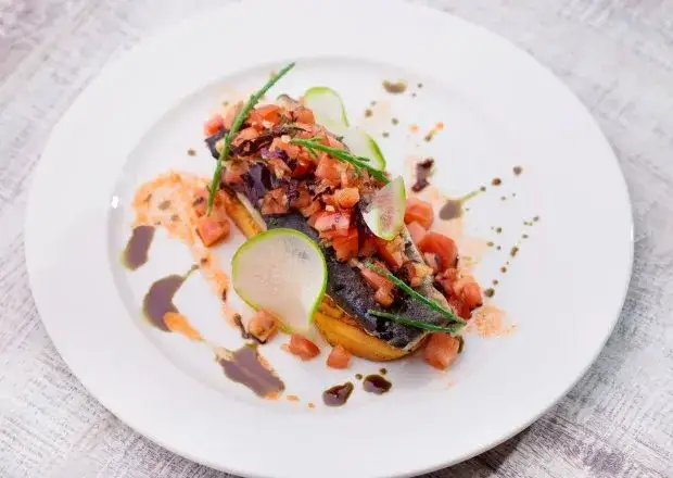 Jaka sałatka do pstrąga? Klasyka i nowoczesność na talerzu