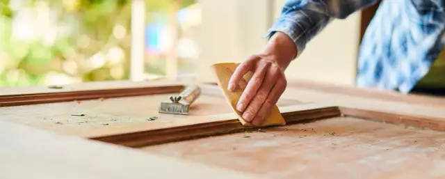 Jak odnowić drzwi drewniane lakierowane i uniknąć kosztownych błędów