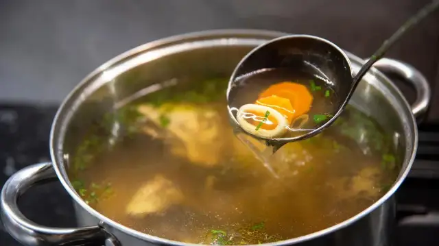 Zupa kwaśnieje w burzę? Poznaj fakty i chroń potrawy skutecznie.