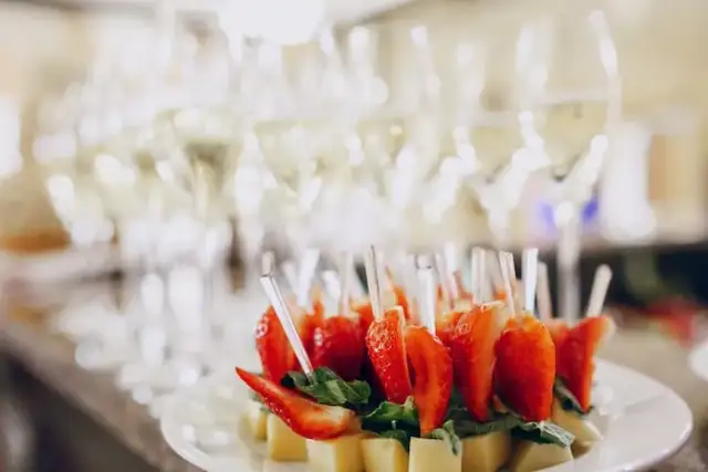 Ile dań na wesele? Sprawdź, ile potraw naprawdę potrzebujesz