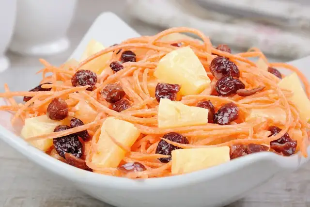 Surówka z marchewki i ananasa: Klasyka, FIT i jak zrobić?