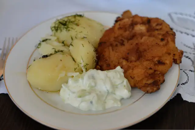 Ile kalorii ma schabowy z ziemniakami i surówką? Zaskakujące wartości!