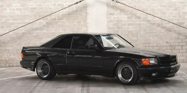 Mercedes-Benz AMG 560 SEC: Ikona elegancji i osiągów, która fascynuje