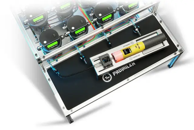 Profesjonalna kalibracja alkomatu na specjalistycznym urządzeniu z wyświetlaczem.