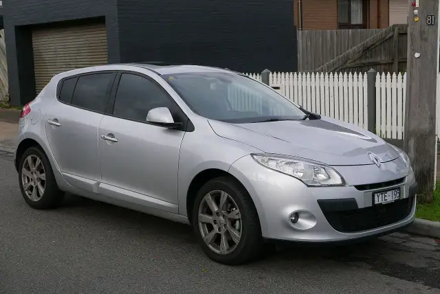 Srebrny hatchback Renault Megane 3, z widocznymi detalami nadwozia, idealny do miasta. Sprawdź megane 3 wymiary.