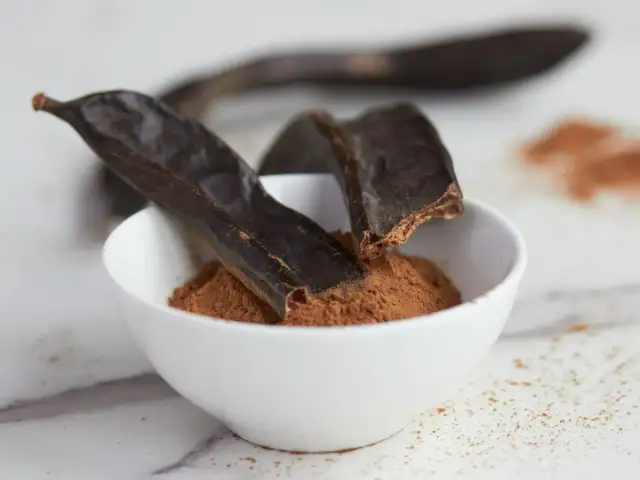 Karob: Bezpieczny zamiennik kakao dla alergika? Wszystko, co musisz wiedzieć