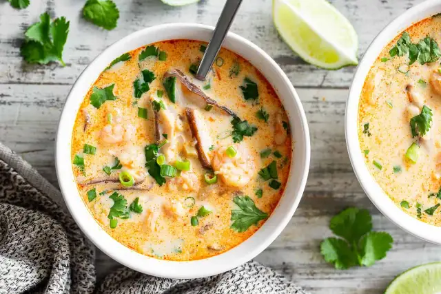 Keto zupy: Przepisy i porady na smaczne i sycące posiłki