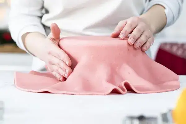 Jak skutecznie skleić masę cukrową? Sprawdzone metody i porady