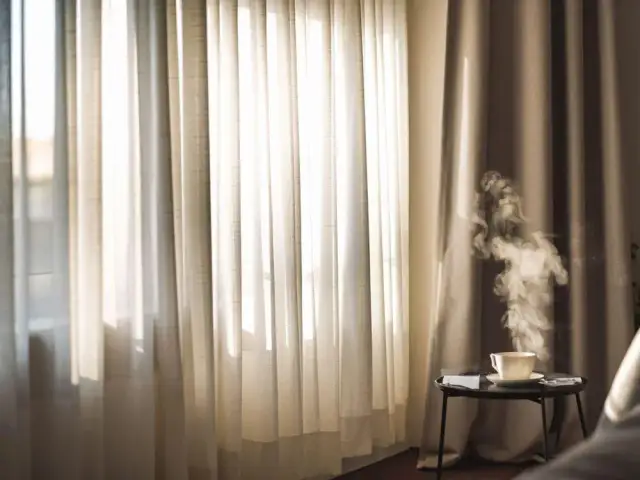 Jak wyprać firanki bez prasowania? Prosta metoda na gładkie zasłony