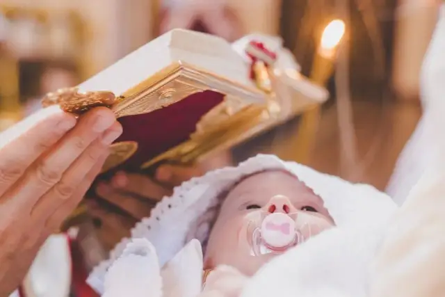 Chrzest dziecka - co się mówi? Kluczowe pytania i odpowiedzi