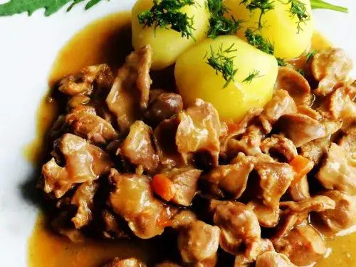 Gulasz z żołądków drobiowych: przepis na miękkość i idealny sos